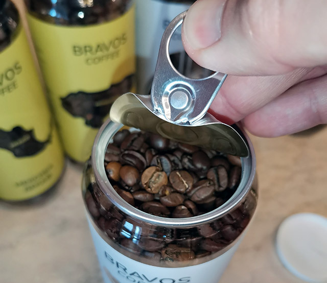 Оффлайн кофейни: Наслаждение Напитками и Продукцией "Bravos"