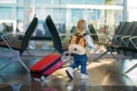 Статья Авиакомпании обяжут сажать детей рядом с родителями