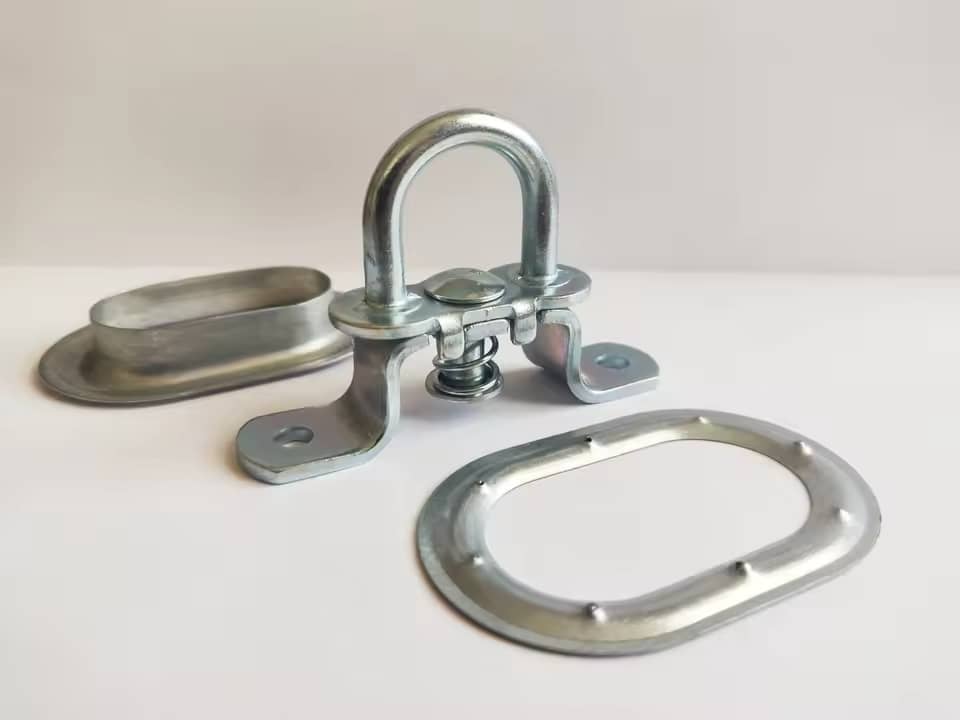 Современные материалы тентовой фурнитуры: что изменилось за последние 5 лет