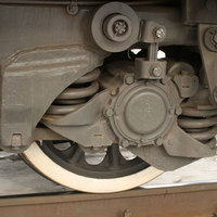 Почему поезд не сходит с рельсов