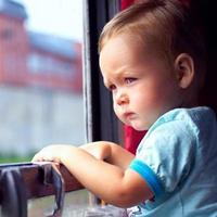 Поездка ребенка одного в поезде