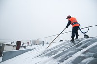 Как проходит профессиональная уборка снежных масс с крыши?